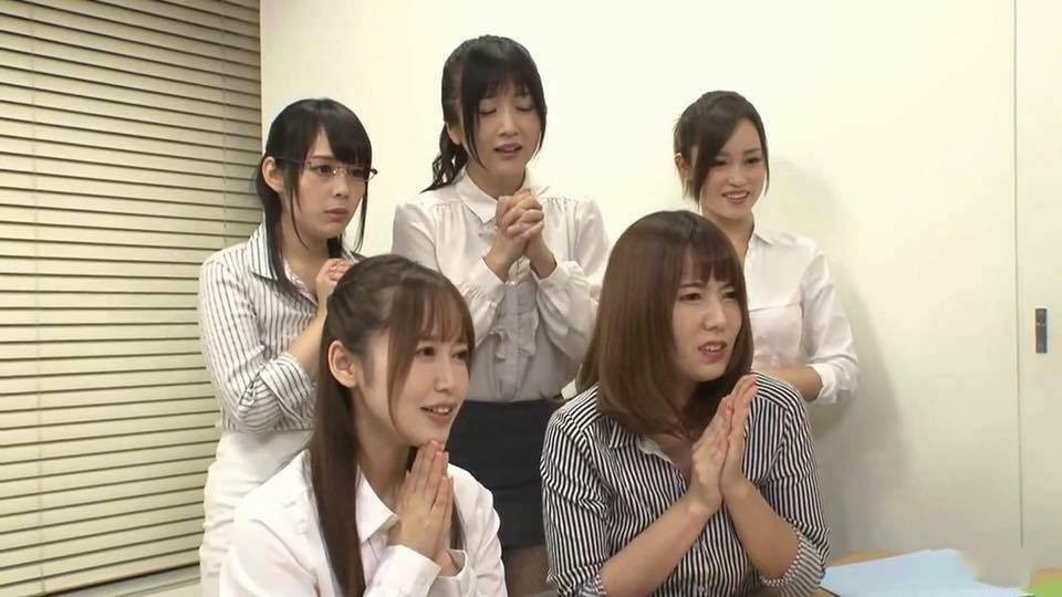 5 Japanese girls praying meme
